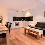 Jolimont Apartment *