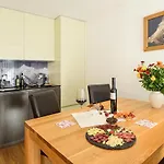 Jolimont Apartment