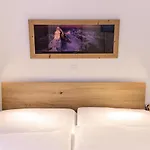 Jolimont Apartment *