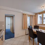 Jolimont Apartment *